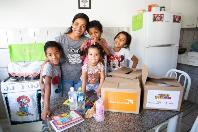 Júlio Cézar/Divulgação Visão Mundial Brasil Juliete de Almeida, 30 anos, com os filhos Julia (11), Vinícius (9), Raphael (4) e Laura (2), moradores do Capão Redondo, que receberam a 'Caixa de Ternura' e a cesta básica durante ação de combate ao coronavírus.