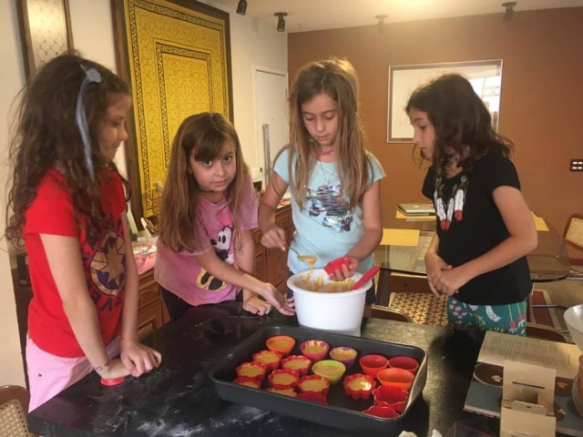 Arquivo Pessoal Encontro na cozinha. A filha da psicanalista Mariana David, Joana (com a colher), gosta de ir para cozinha fazer bolos e doces