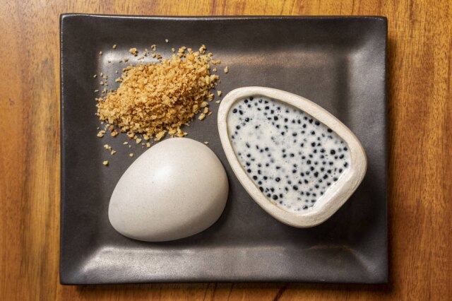 Clássicos Troisgros. Ovo & caviar Clarisse, entrada de ovos mexidos com caviar e farofa de farinha panko