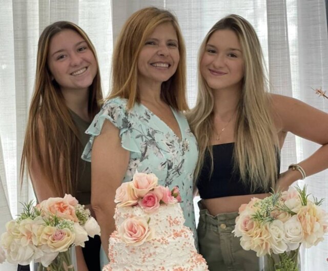 Instagram/@rosemiriamoficial A ex-companheira de Gugu Liberato, Rose Miriam Di Matteo, comemorando aniversário com as filhas