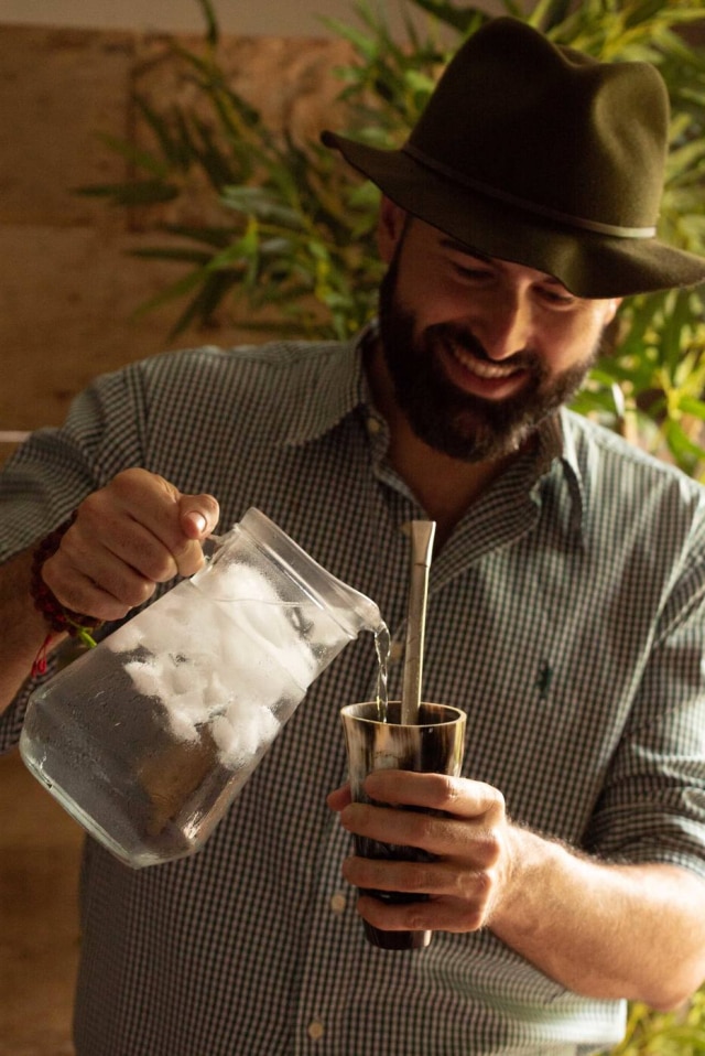 Luna García Le chef Paulo Machado ayant son tereré.