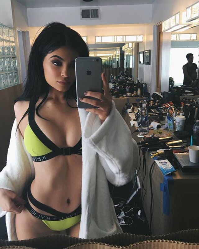 Reprodução/Instagram Em seu Instagram, Kylie Jenner deu uma prévia da sua primeira coleção de biquinis