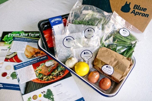 Brett Carlsen|NYT Uma das preocupações com o mercado de entrega de kits é o excesso de embalagem gerado. Na foto, todos os ingredientes porcionados para fazer um prato de salmão com sumac, salada de couve e iogurte grego.