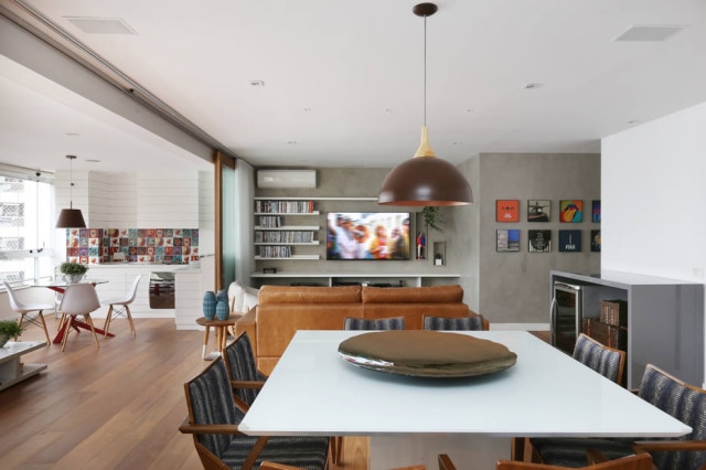 Mariana Orsi/Divulgação O amplo living tem tábuas de cumaru no piso. A arquiteta Anna Paula Moraes optou uma base neutra, com cinzas e marrons para a decoração deste apartamento em São Paulo
