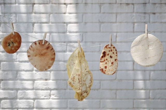 Felipe Rau|Estadão Leves. Da esquerda para a direita: mini foccacia, pão sírio, folha, naan indiano e a tortilha mexicana