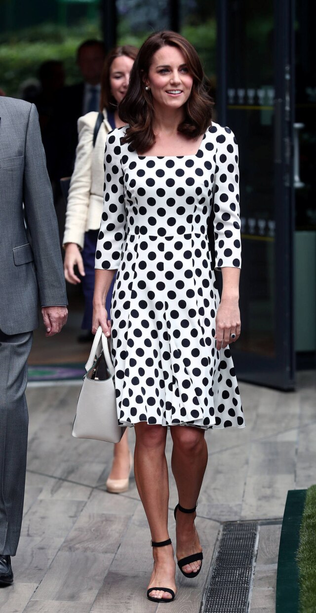REUTERS/Gareth Fuller/Pool A Duquesa de Cambridge usou look todo preto e branco