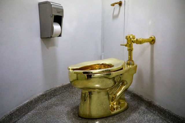 REUTERS/Brendan McDermid 'America', um vaso sanitário de ouro que é totalmente funcional, está em exposição em Nova York.