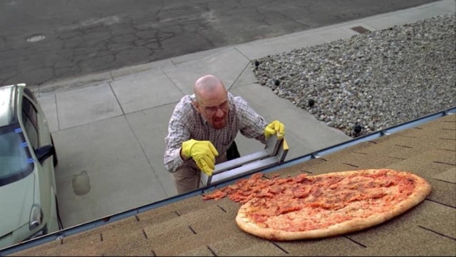 Reprodução de cena de 'Breaking Bad'/AMC Walter White e a pizza em seu telhado em 'Breaking Bad' (2008-2013).