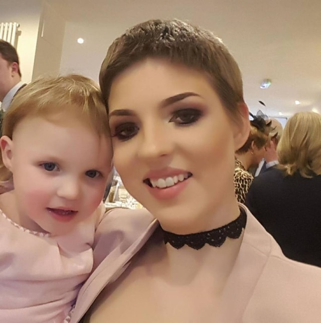 Facebook/Gemma Nuttall Gemma Nuttall e sua filha Penélope, responsa'vel pela descoberta do câncer de ovário em 2013