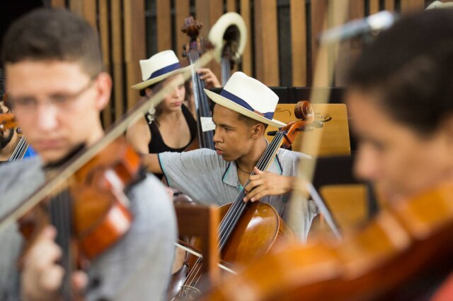 Marcos Hermes/ Mozarteum Brasileiro O violoncelista Gabriel Magalhães, 14 anos, é o mais jovem integrante da orquestra do maestro Carlos Moreno