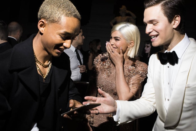 Landon Nordeman/The New York Times Jaden Smith, Kylie Jenner e Ansel Elgort conversando no baile do MET