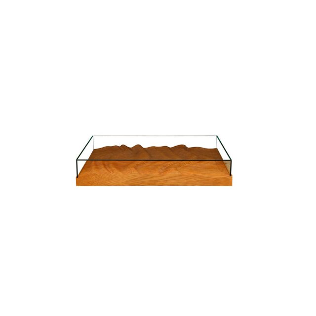 Ruy Teixeira Assinada pelo o estúdio Mula Preta, a mesa de centro Maremoto, com entalhes de madeira natural.