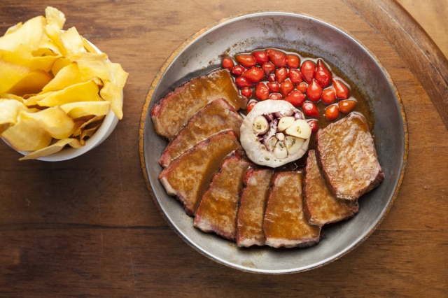 Codo Meletti/Estadão Carne de sol artesanal do Mocotó, feita na casa e assada na brasa. Chega à mesa com manteiga de garrafa, alho assado, pimenta biquinho e chips de mandioca.