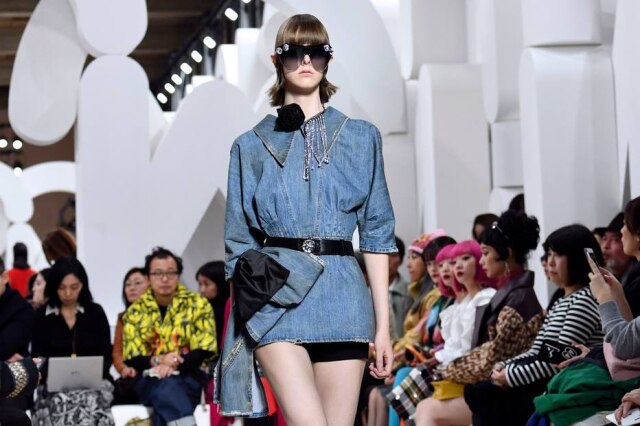 Alain JOCARD / AFP O jeans com tratamento incomum em um vestidinho-camisa na passarela do verão 2019 da Miu Miu
