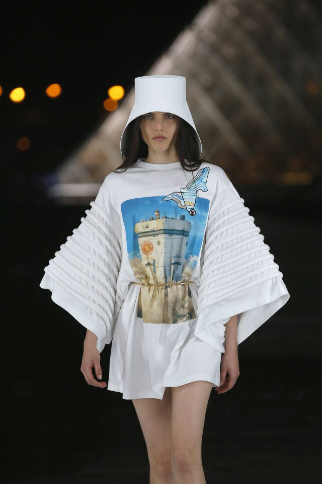 Michel Euler/AP Photo Look do desfile do verão 2019 da Louis Vuitton, que encerrou a Semana de Moda de Paris com coleção inspirada em ficção-científica