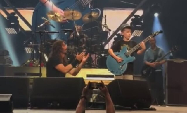 YouTube / @Brada Supatya Dave Grohl e Collier Rule em show do Foo Fighters.
