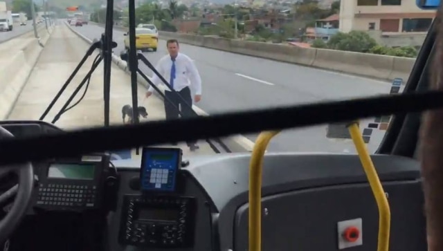 Twitter/@marcoscunha O motorista Silvio Gomes, que resgatou cão abandonado na via no Rio de Janeiro.