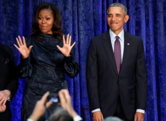 REUTERS/Jim Bourg Ex-presidente dos Estados Unidos Barack Obama ea ex-primeira dama Michelle Obama participam de cermônia em Washington.