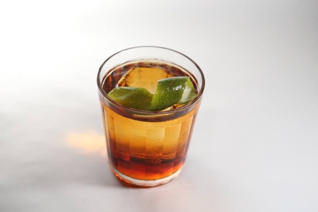 Alex Silva/Estadão Rabo de Galo, drinque que combina cachaça, Cynar e vermute, um símbolo nacional