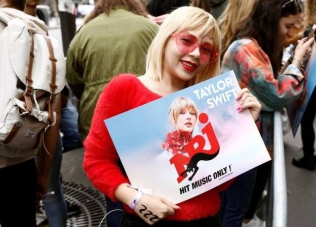 REUTERS/Benoit Tessier Fãs de Taylor Swift aguardam na fila do Olympia, em Paris.