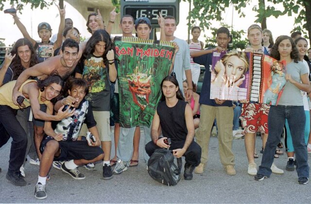 Maria Eliza Franco / Estadão Fãs de Iron Maiden e Britney Spears, lado a lado, no Rock In Rio 3, em 2001.