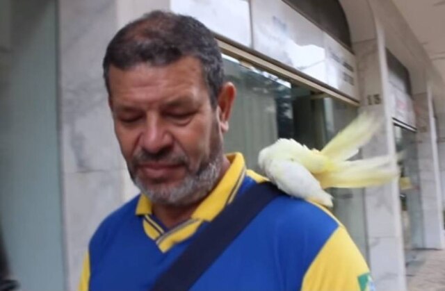 Divulgação/Correios O carteiro Nelson e a calopsita Sofia.
