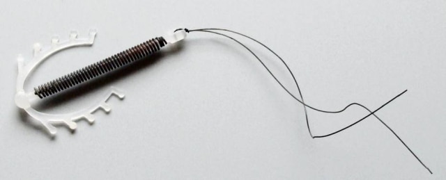 Wikimedia Commons O DIU de cobre tende a aumentar o fluxo menstrual e as cólicas.