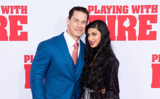 Noam Galai/Getty Images/AFP O ator John Cena e a namorada Shay Shariatzadeh na premiere do filme 'Brincando com Fogo', em Nova York.