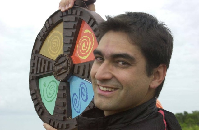 Globo / Divulgação Zeca Camargo segurando a 'mandala' dos quatro elementos em divulgação para o 'No Limite 2'