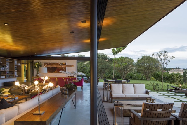 Leonardo Finotti Interiores se integram a jardim na casa construída em Bragança Paulista