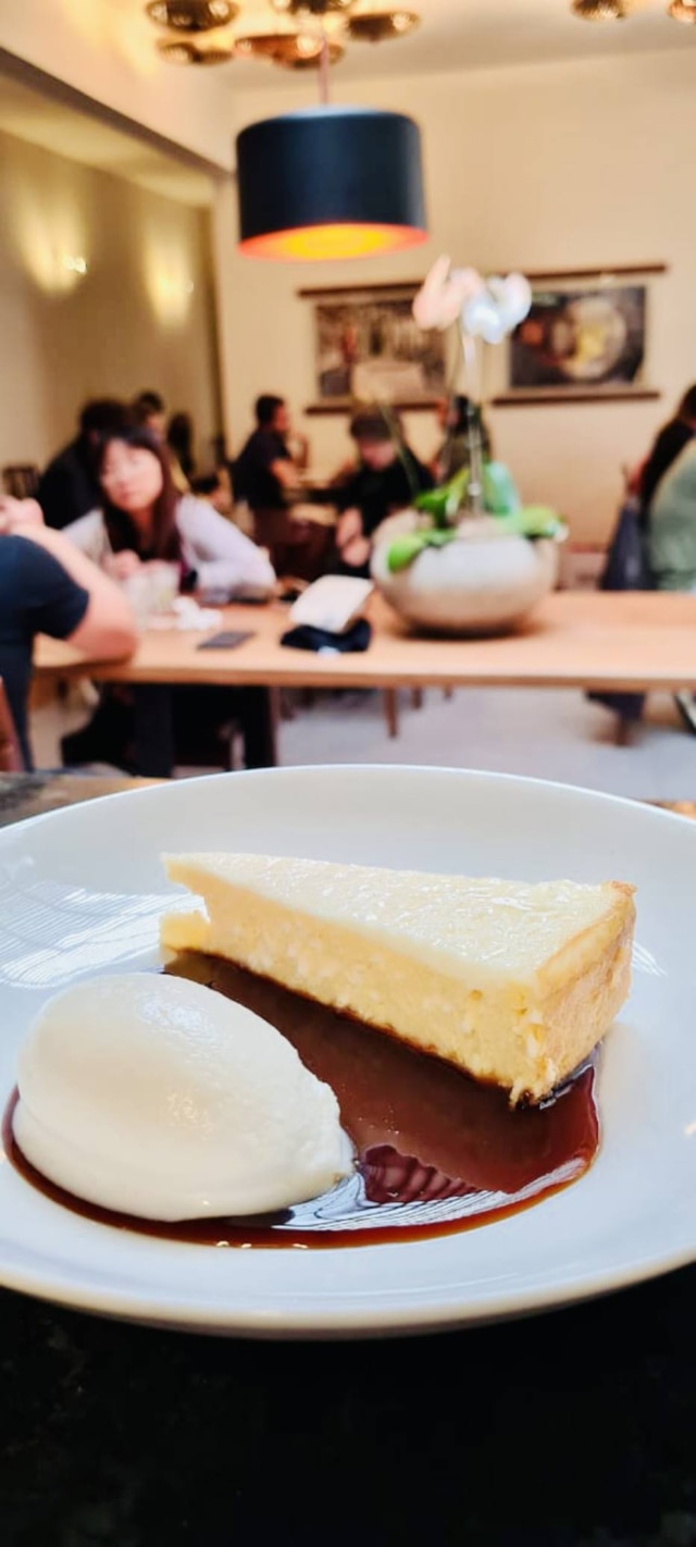 Barbara Kohatsu Tente guardar um espaço para a torta de mandioca com calda de abacaxi