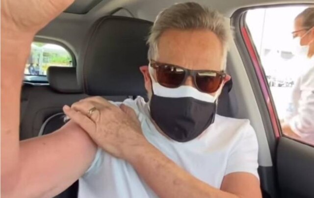 Instagram/ @josedeabreu José de Abreu compartilhou um vídeo do momento que recebeu a coronavac nesta terça-feira, 23