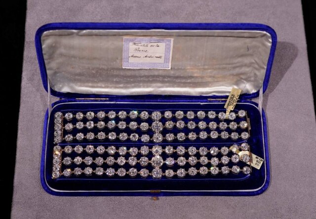 TIMOTHY A. CLARY / AFP Braceletes de diamantes pertencentes a Maria Antonieta são exibidas durante uma prévia para a imprensa em 28 de setembro de 2021, na Christie's em Nova York.