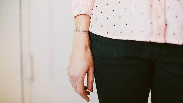 Reprodução Tatuagem temporária da Tattly, com desenhos simples, mais elaborados e até frases fofas