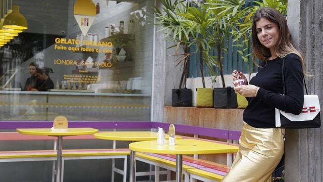 Eliaria Andrade/Estadão Maria Sole Cecchi em frente à sorveteria Dri Dri: pop no estilo e na rotina