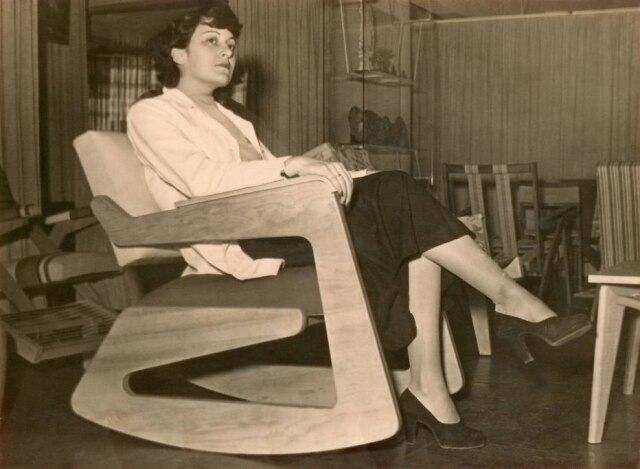Divulgação A arquiteta Lina Bo Bardi, na biblioteca de sua casa no Morumbi, em poltrona de sua autoria