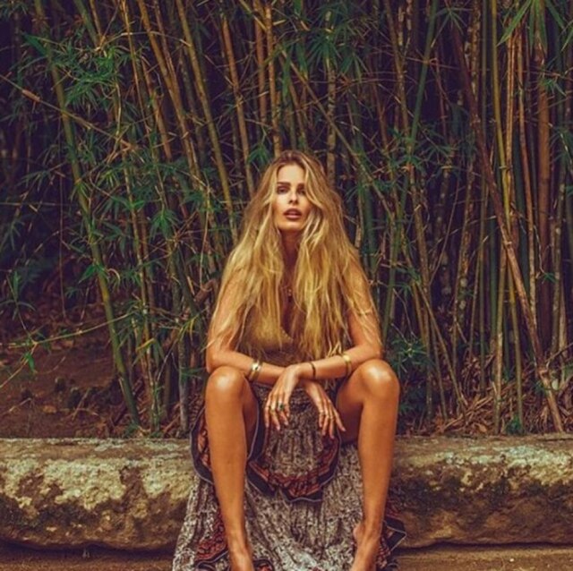 Reprodução/ Instagram Yasmin Brunet: nas redes sociais, ela ensina como ser sereia