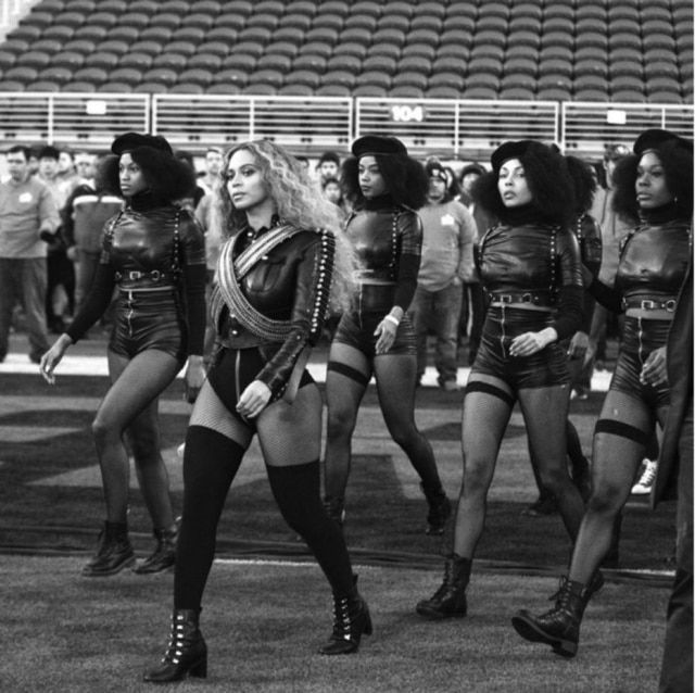 Reprodução Durante a apresentação no Super Bowl, Beyoncé apareceu ao lado de um exército de dançarinas vestidas como os membros dos Panteras Negras