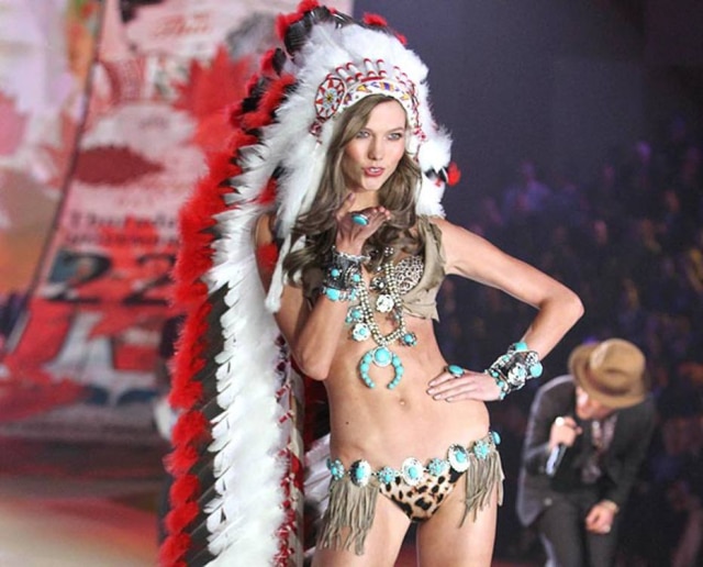 Amanda Schwab/Starpix/Associated Press Em 2012, a Victoria's Secret colocou a modelo Karlie Kloss usando um cocar nas passarelas. Após criticas, a marca pediu desculpas e retirou o adereço de todas as coleções da marca