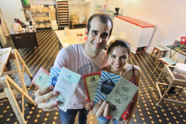 Clayton de Souza|Estadão O casal de agrônomos que decidiram fabricar chocolate bean-to-bar na garagem da casa da avó em Guarulhos