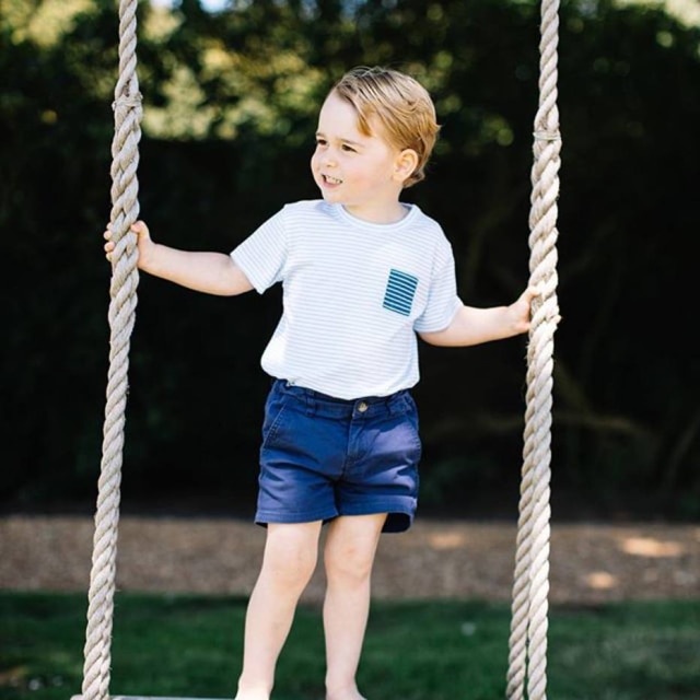 Divulgação/Matt Porteous/Kensington Palace George brincando no balanço da casa de campo da família, no leste da Inglaterra.