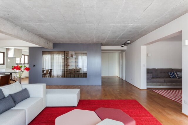 Alessandro Guimarães/Divulgação No projeto do escritório CR2 Arquitetura, o amplo living com adega ao fundo - as arquitetas derrubaram todas as divisórias do espaço