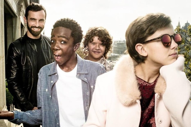 Reprodução/Instagram Nicolas Ghesquière, Gaten Matarazzo, Caleb McLaughlin e Millie Bobby Brown na Louis Vuitton, em Paris.
