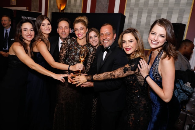 Divulgação/Globo A produtora de elenco Bruna Bueno, Grazi Massafera, o diretor Allan Fiterman, a diretora-geral Natalia Grimberg, o diretor-geral André Felipe Binder e as atrizes Camila Queiroz, Agatha Moreira e Guilhermina Guinle