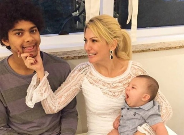 Reprodução/Instagram Antônia Fontenelle com seus dois filhos, Samuel e Salvatore.
