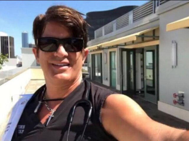 Instagram/drrobertrey Nas eleições de 2014, Dr. Rey, o cirurgião plástico de Hollywood, se candidatou ao cargo de deputado estadual pelo PSC, em São Paulo