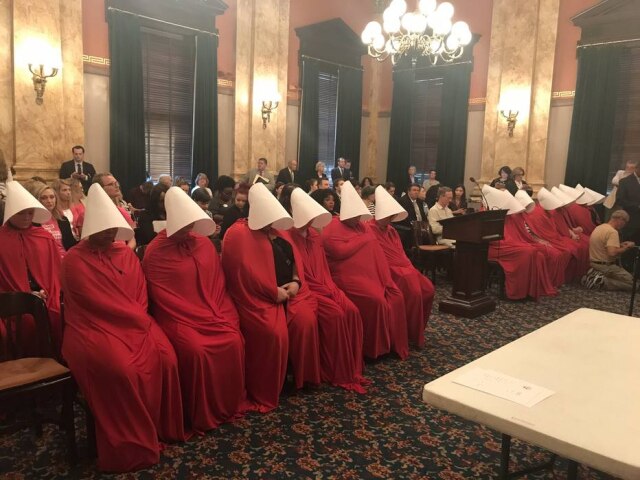 ProChoiceOH/Twitter Mulheres em protesto contra o fim do aborto legal nos Estados Unidos