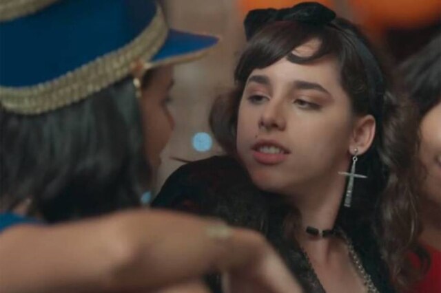 Reprodução de cena de 'Malhação'/Globo Manoela Aliperti e Talita Younan protagonizaram cena de beijo em 'Malhação'