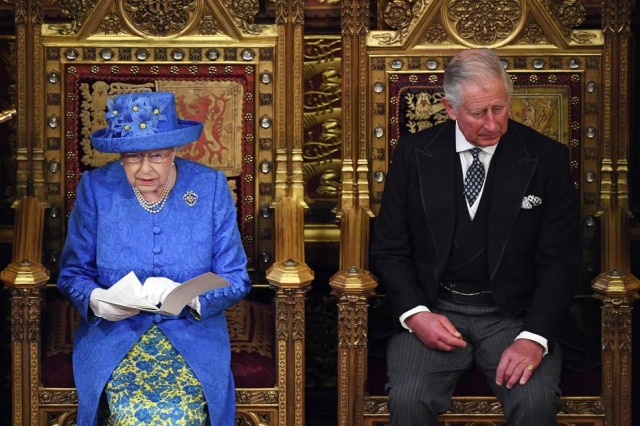 Carl Court/AFP Rainha Elizabeth II esteve ao lado do príncipe Charles em sessão do parlamento britânico