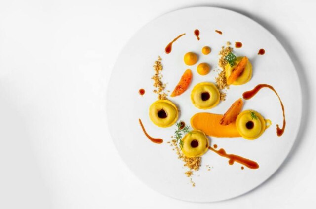 A ciambella, massa recheada de pato assado com purê de cenoura e laranja, prato criado pelo chef Luiz Filipe Souza